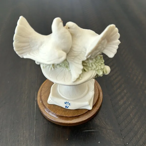 Giuseppe Armani Dove Figurine - Picture 2 of 3